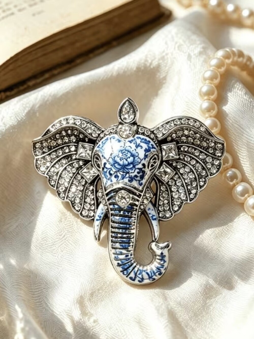 Beautiful Elephant Brooch NEW